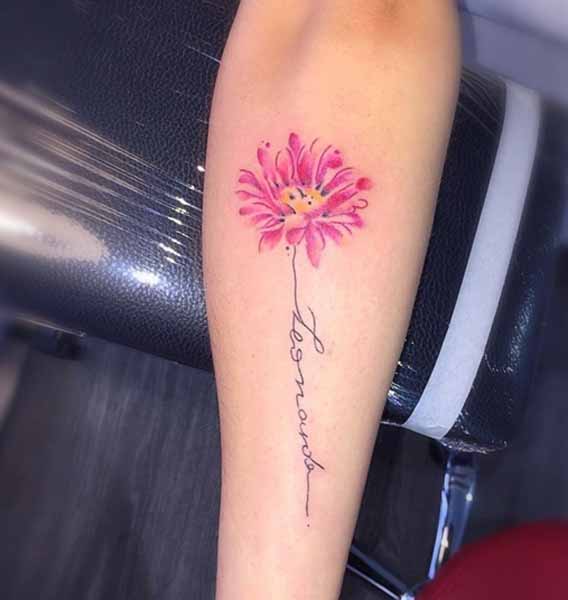 Gerbera virágos tetoválás névvel