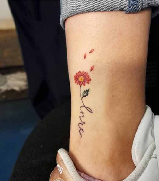 Kis Gerbera Daisy tetoválás a lábán
