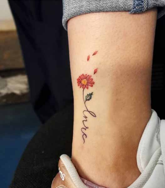 Lille Gerbera Daisy Tattoo på fødderne