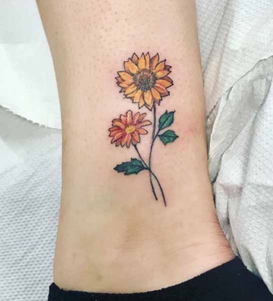 Gerbera Daisy Tattoo Design på anklen