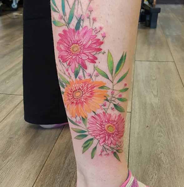 Fantastisk Gerbera Tattoo Design på benet