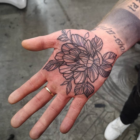 Sort pæon tatovering på håndfladen