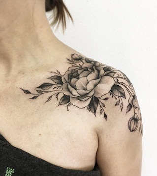Tatovering af pæonblomst på skulderhals