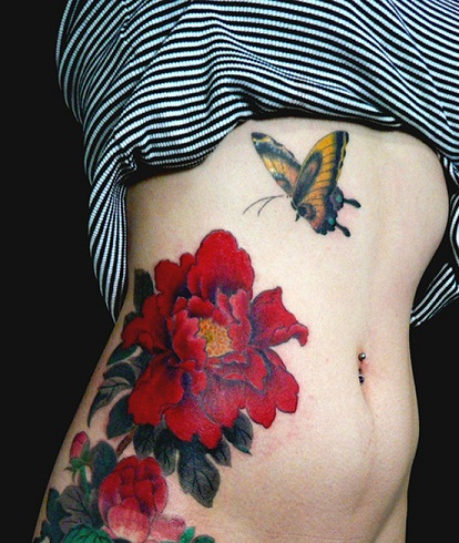 Rød pæon tatovering på kroppen