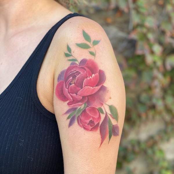 Smuk tatovering med pæonarm