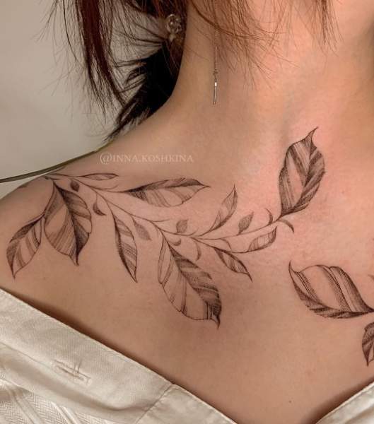 Pæon tatovering over kravebenet