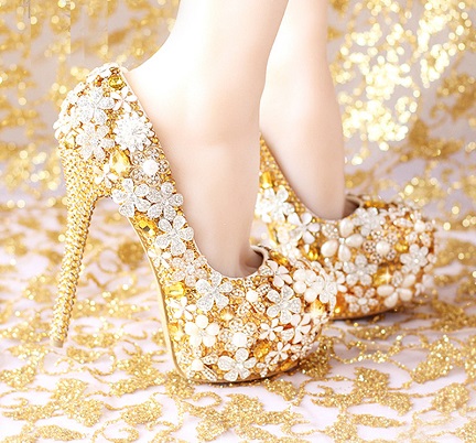 Arany sarkú menyasszonyi cipő