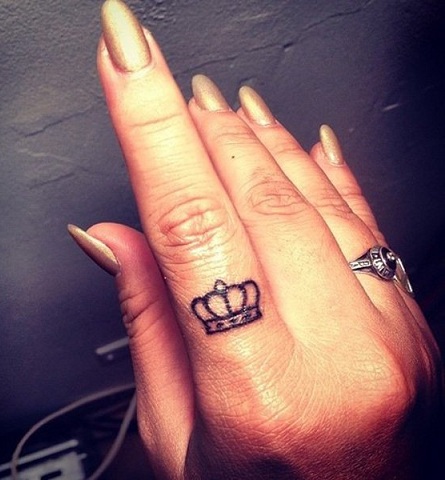 Lille krone tatovering på fingeren