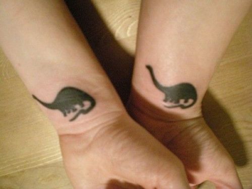 Fekete tintás dinoszaurusz barátság tetoválás tervezés