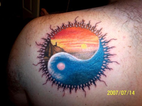 Naturskønt Yin Yang Tattoo Design