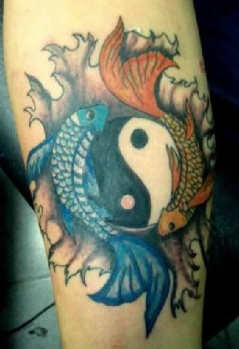 Fisk, der laver Yin Yang -tatovering