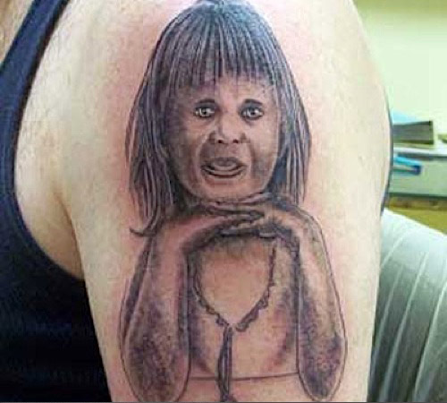 Forkert babyportræt Sjov tatoveringsdesign på armen
