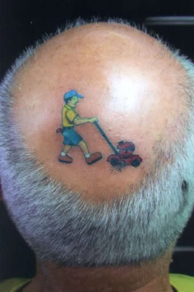 Skaldet hoved sjov tatovering til gamle mænd