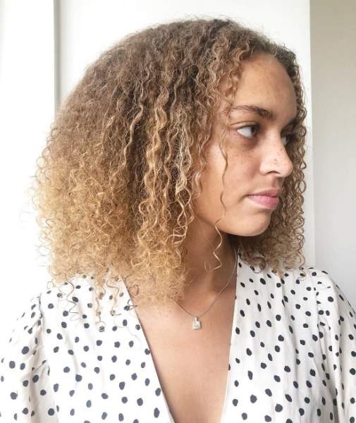 Kort vævet look med blondt hår