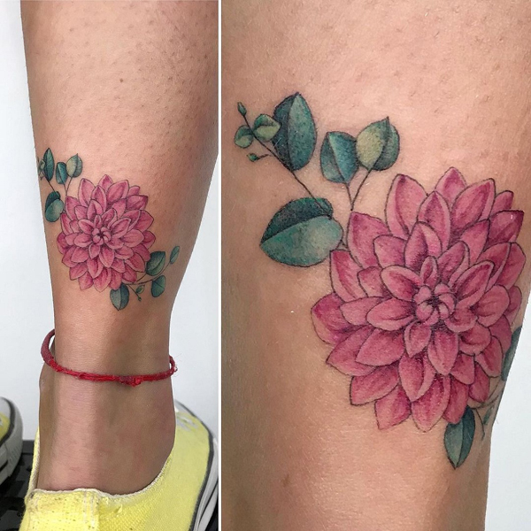 Traditionel dahlia -tatovering på anklen