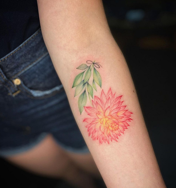 Dahlia virágos tetoválás az alkaron