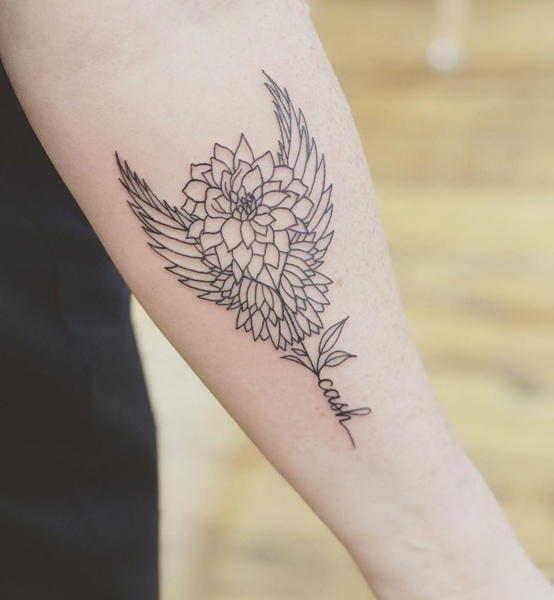 Dahlia Flower Tattoo med et navn