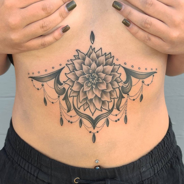 Stilfuld Dahlia -tatovering på maven