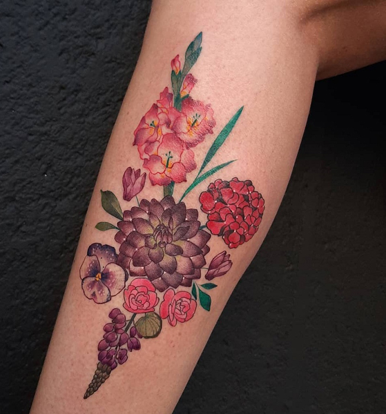 Piros és lila Dahlia tetoválás a lábán