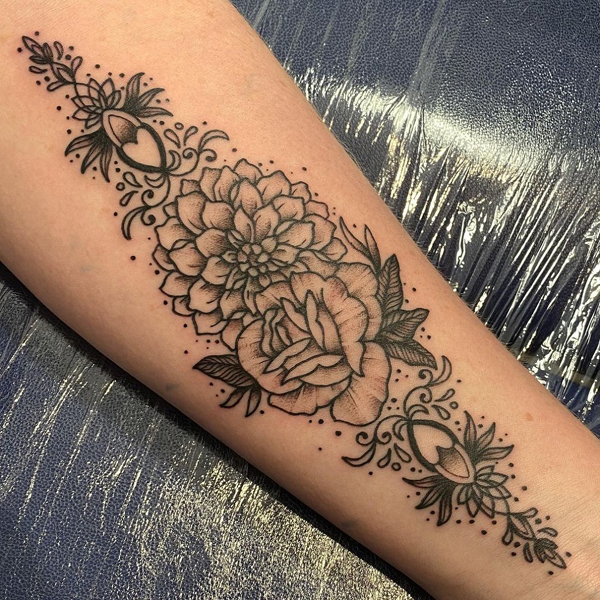 Bonyolult fekete dália virág tetoválás