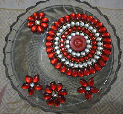 Flydende Diya Holder med Kundan Rangoli Design