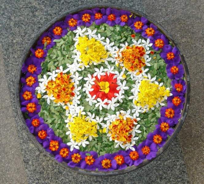 Farverig blomst Rangoli i vand