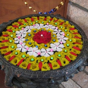 Kunstige blomster Rangoli designs på vand