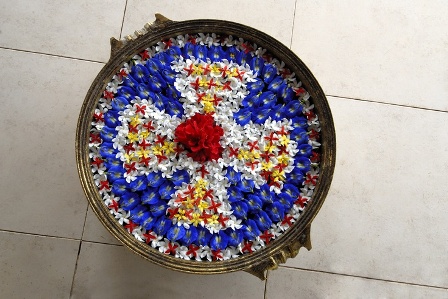 Blomstrende flydende Rangoli -designs i vand