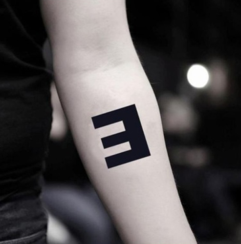 Élénk E betűs tetoválás tervezés