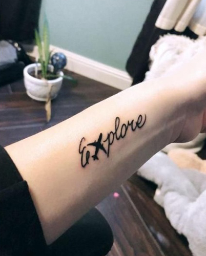 Kalandos E betűs tetoválás a karon