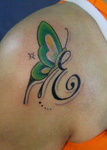 E Betű Tetoválás Pillangóval