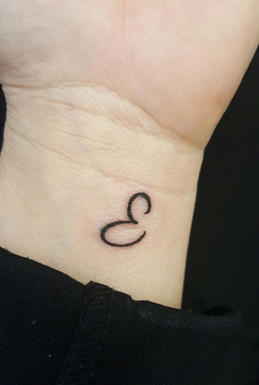 Alacsony kulcs E betű tetoválás