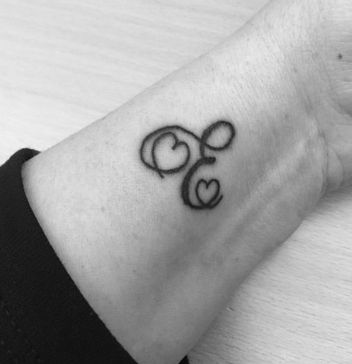 Kíváló E betűs tetoválás
