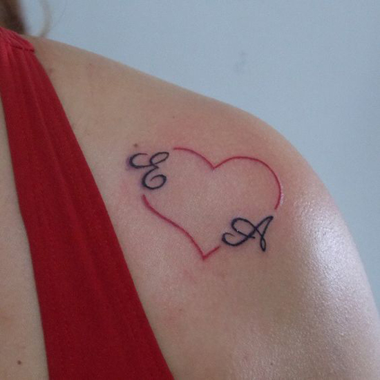 Szívélyes párok E betűs tetoválás