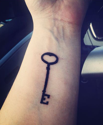 Feltűnő E betűs tetoválás kulccsal