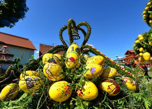 pääsiäissuihkulähde frankinkielisessä Sveitsissä keltaiset pääsiäismunat