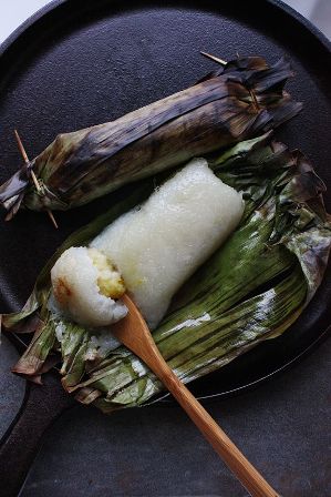 Thailandske bananbladspakker på grillen