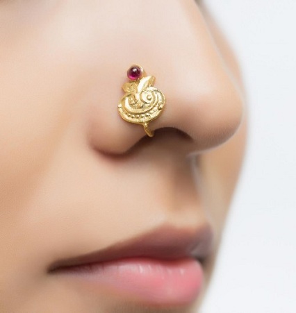 Guld Patti Næse Pin i Ganesha Design