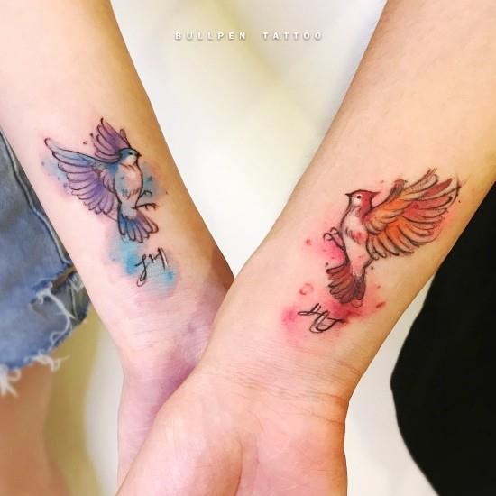 170 luova sisar tatuointi ideoita ja inspiraatiota sininen ja punainen lintu vesiväri sisko