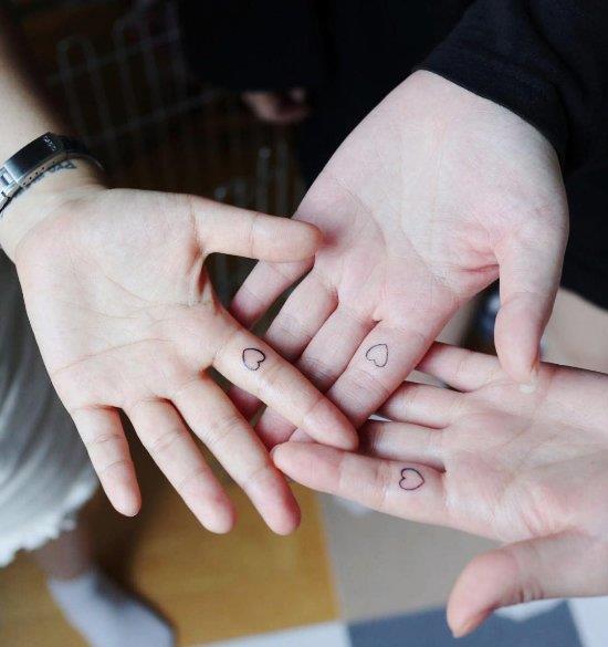 170 luovaa sisaruksen tatuointiideaa ja inspiraatiota kolme sisaruksen sydämen sormea