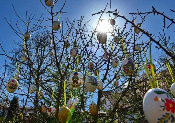 pääsiäissuihkulähde frankinkielisessä sveitsissä pääsiäispuu