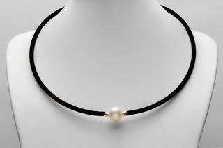 Single Pearl Choker