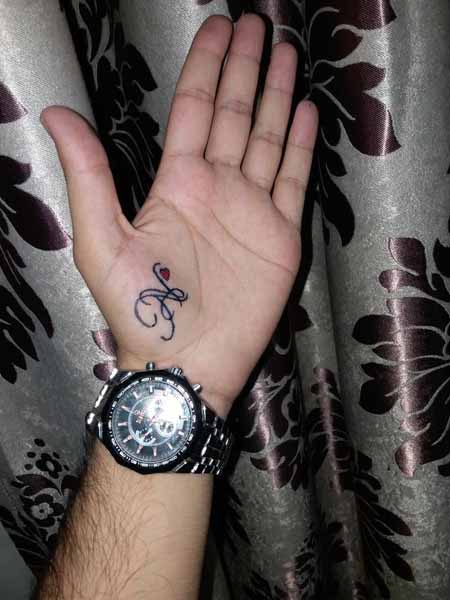 N betűs tetoválás a tenyérképen