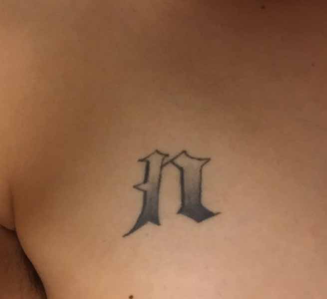 Kis N tetoválás