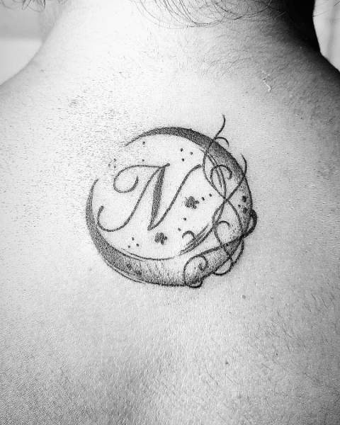 N Letter Tattoo med en halvmåne