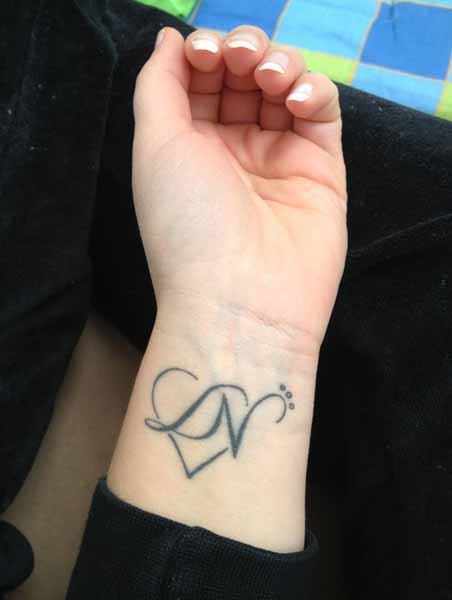 Szívélyes N betűs tetoválás
