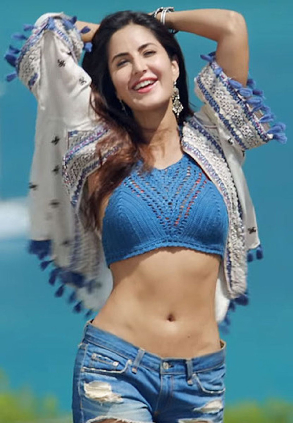 Katrina Kaif Egy Kék Crop Topban