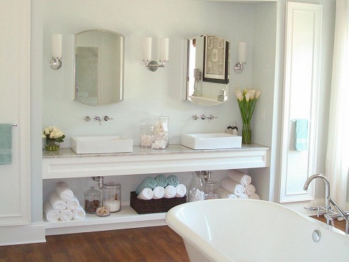 Fehér és világos fürdőszoba dekoráció