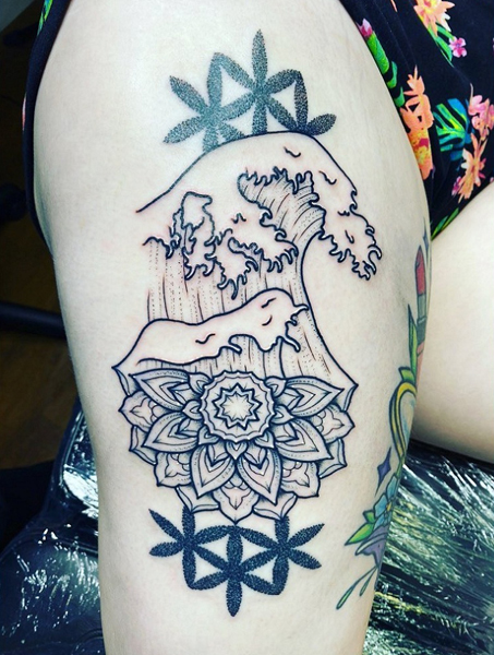 Festői comb tetováló ötletek nőknek