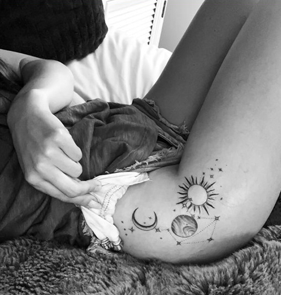 Égi csípő comb tetoválás nőknek